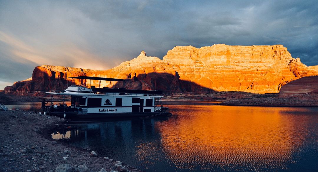 Gunsight Bay Lake Powell travelstoke